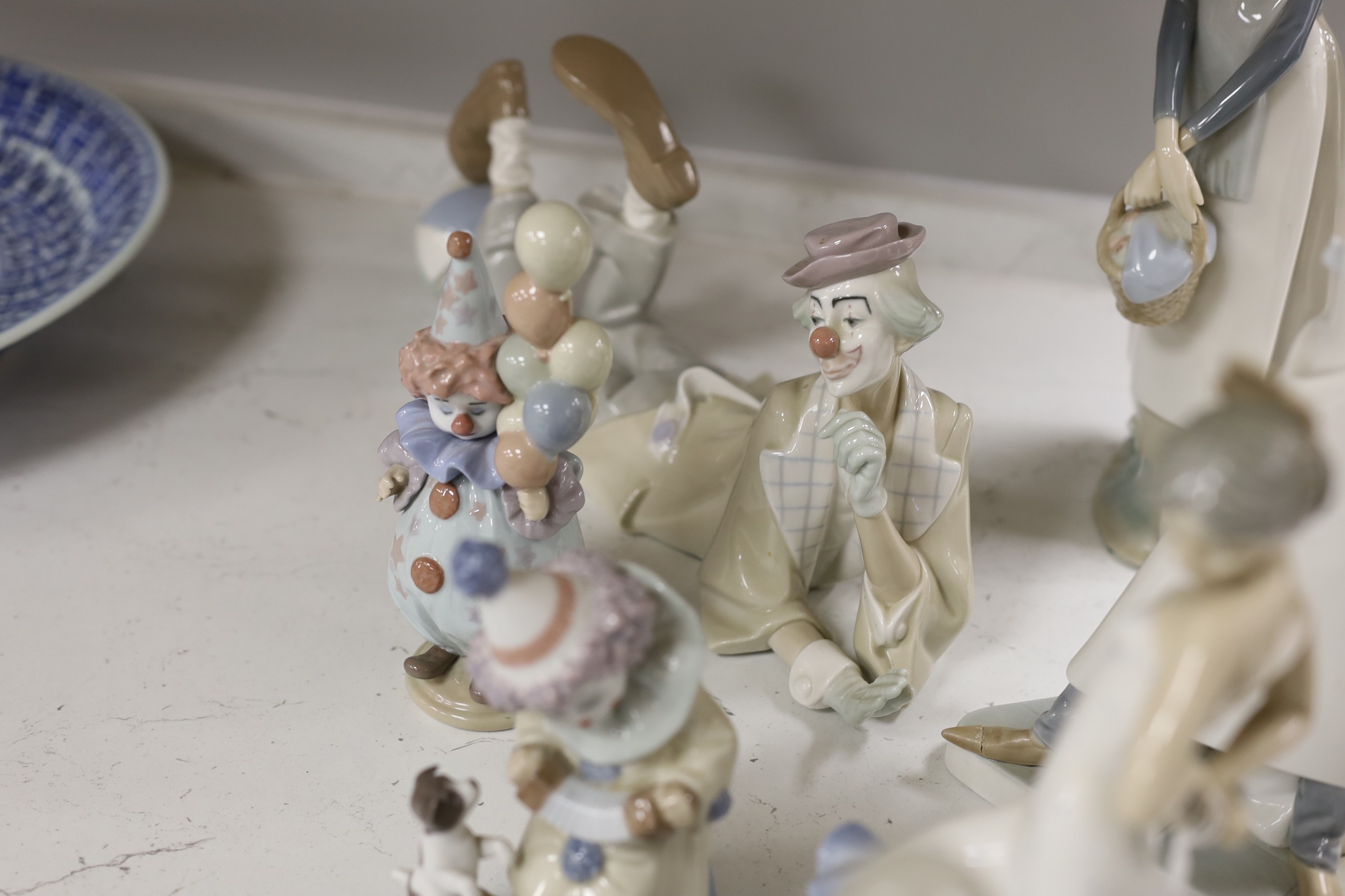 A group of Lladro and Lladro type figures (9)